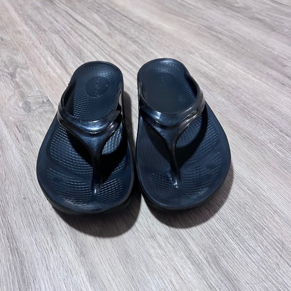 OOFOS OOlala Thong Sandals Women Size 8 Recovery Casusl Flip Flops Black Comfort - Picture 1 of 4